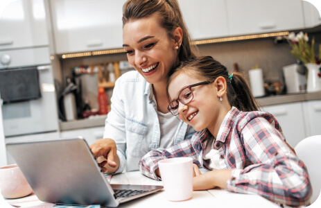 mom-daughter-laptop